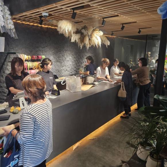 「花源」　（鹿児島県指宿市）の花屋店舗写真2